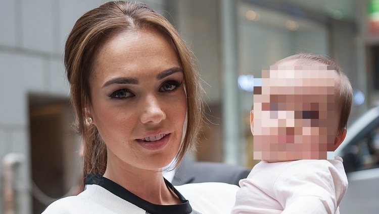 Tamara Ecclestone acude, con su hija Sophia, a una reunión promocional en Hong Kong