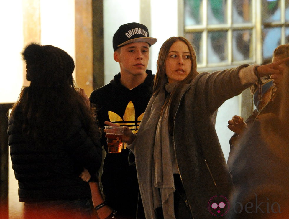 Brooklyn Beckham con amigos en Hyde Park