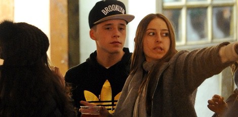 Brooklyn Beckham con amigos en Hyde Park