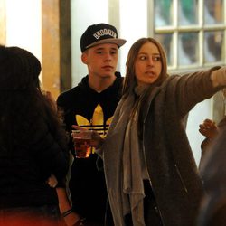 Brooklyn Beckham con amigos en Hyde Park