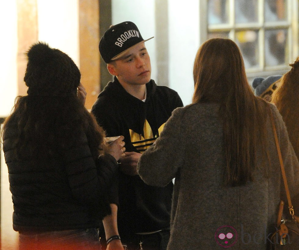 Brooklyn Beckham con amigos en el Winter Wonderland de Hyde Park