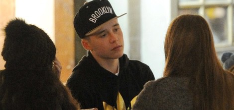 Brooklyn Beckham con amigos en el Winter Wonderland de Hyde Park