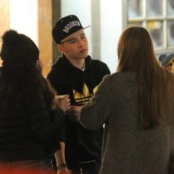 Brooklyn Beckham con amigos en el Winter Wonderland de Hyde Park