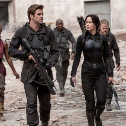 Jennifer Lawrence y Liam Hemsworth en 'Los Juegos del Hambre: Sinsajo Parte 1'