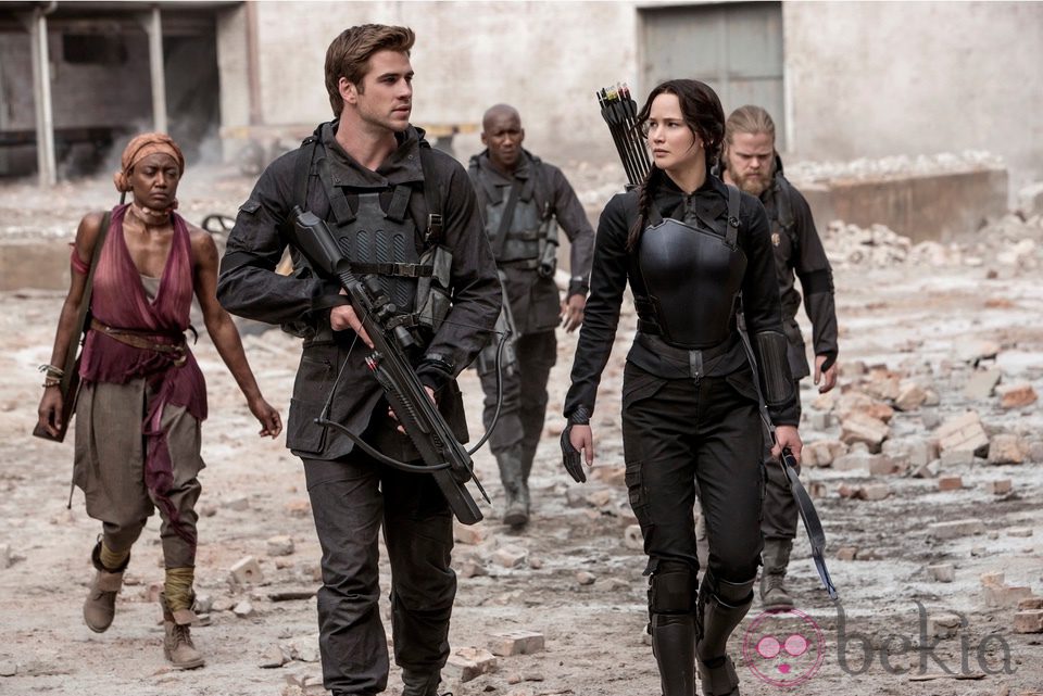 Jennifer Lawrence y Liam Hemsworth en 'Los Juegos del Hambre: Sinsajo Parte 1'