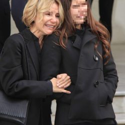 Eugenia Martínez de Irujo y Cayetana Rivera llorando en el funeral de la Duquesa de Alba