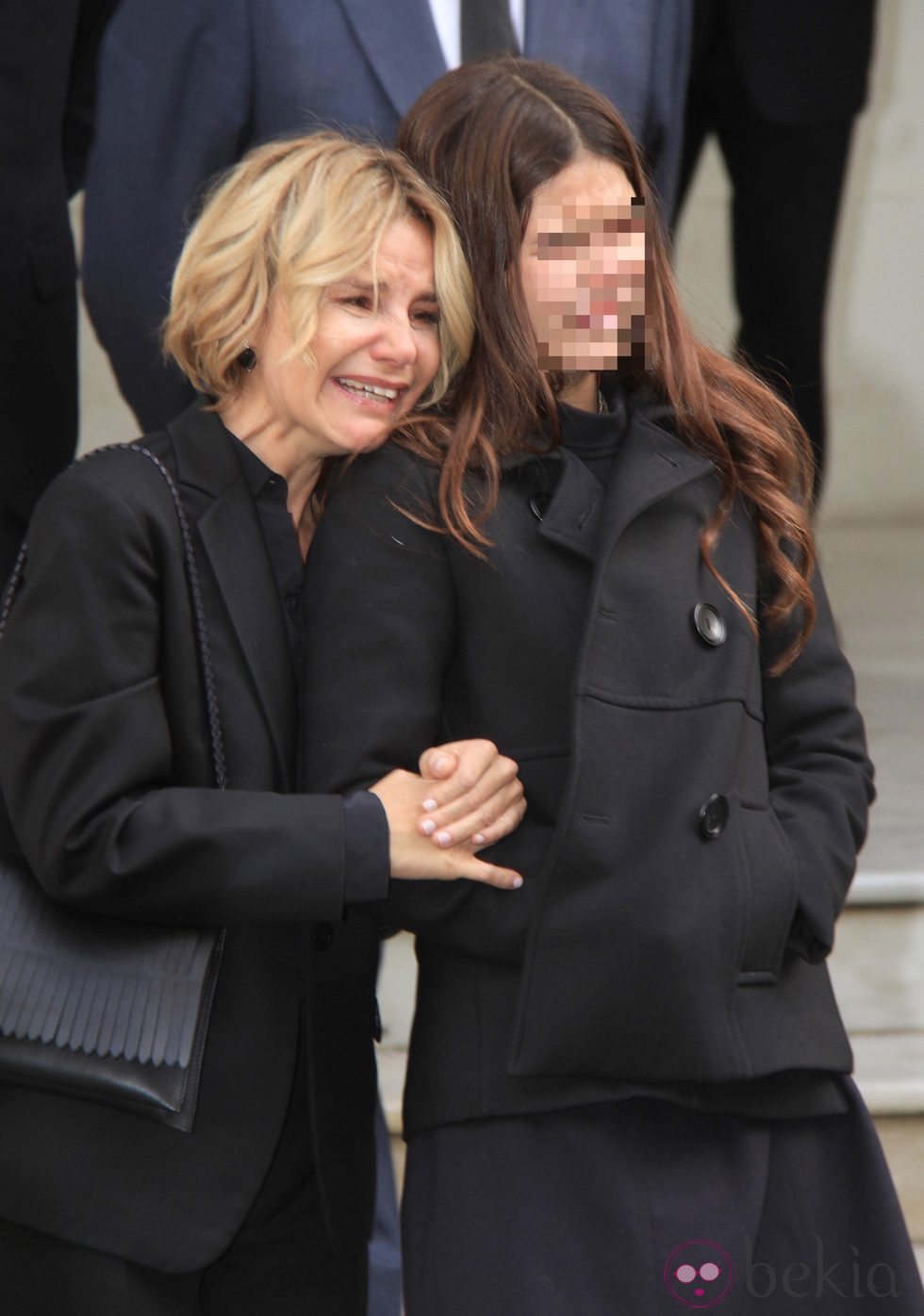 Eugenia Martínez de Irujo y Cayetana Rivera llorando en el funeral de la Duquesa de Alba