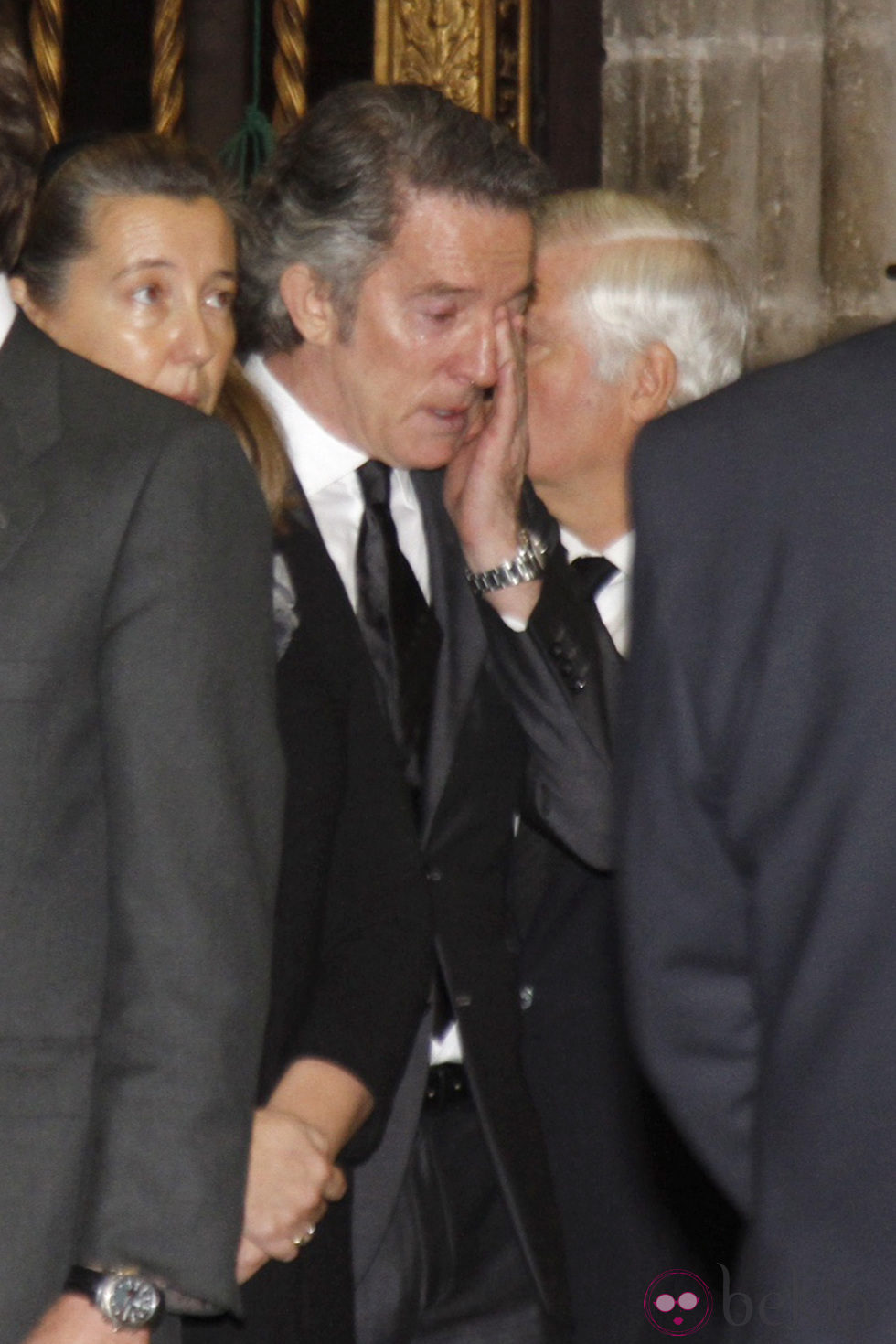 Alfonso Díez llorando en el funeral de la Duquesa de Alba