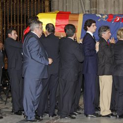 El féretro de la Duquesa de Alba en su funeral en la Catedral de Sevilla