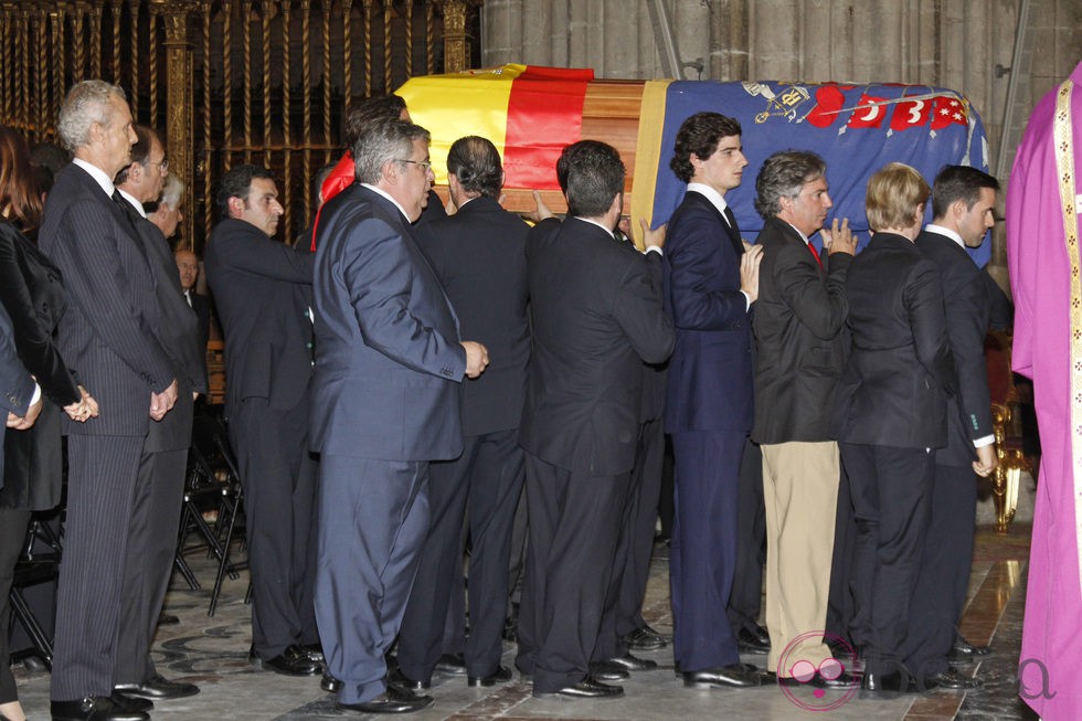 El féretro de la Duquesa de Alba en su funeral en la Catedral de Sevilla