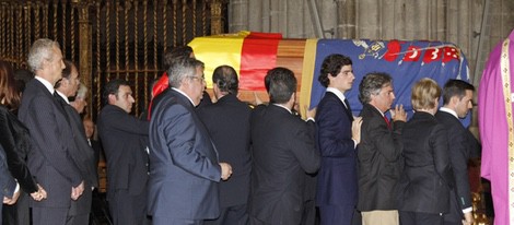 El féretro de la Duquesa de Alba en su funeral en la Catedral de Sevilla