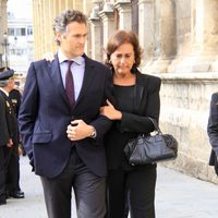 Carmen Tello con su hijo Fernando en el funeral de la Duquesa de Alba