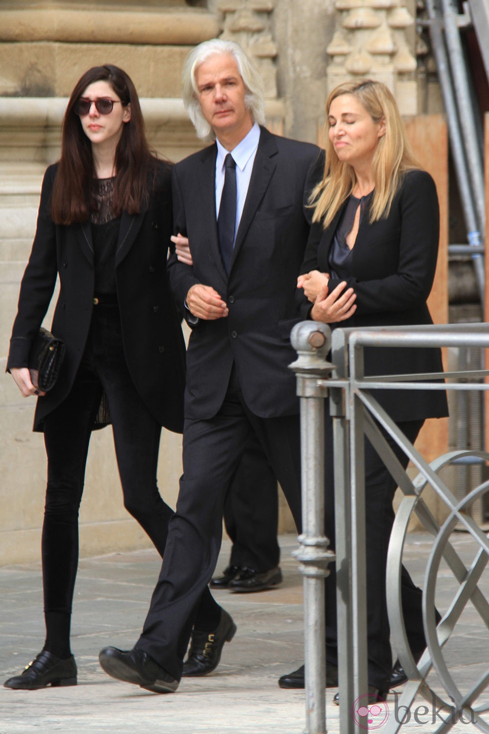 Jacobo Fitz-James Stuart con su mujer Inka Martí y su hija Brianda tras el funeral de la Duquesa de Alba