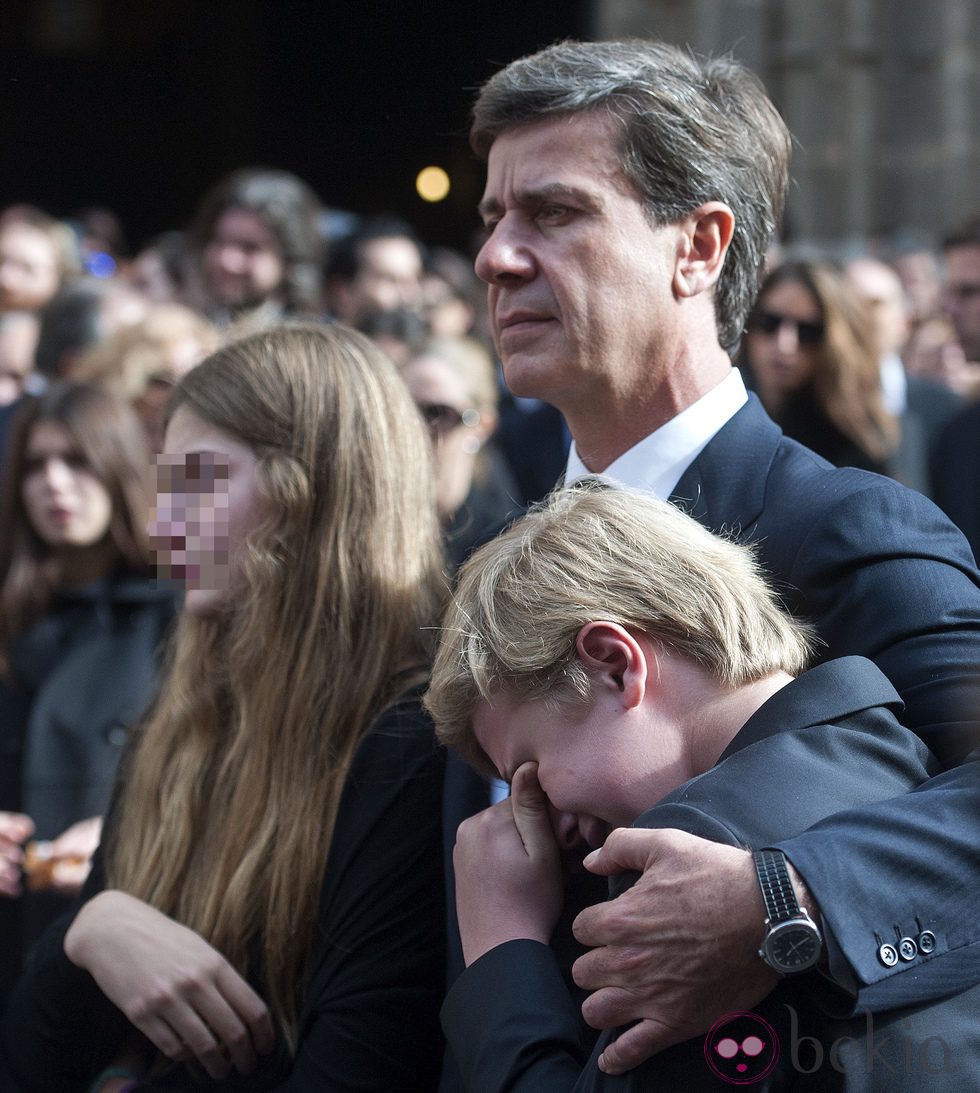 Cayetano Martínez de Irujo consuela a sus hijos tras el funeral de la Duquesa de Alba