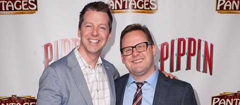 Sean Hayes y Scott Icenogle acuden al estreno de 'Pippin'