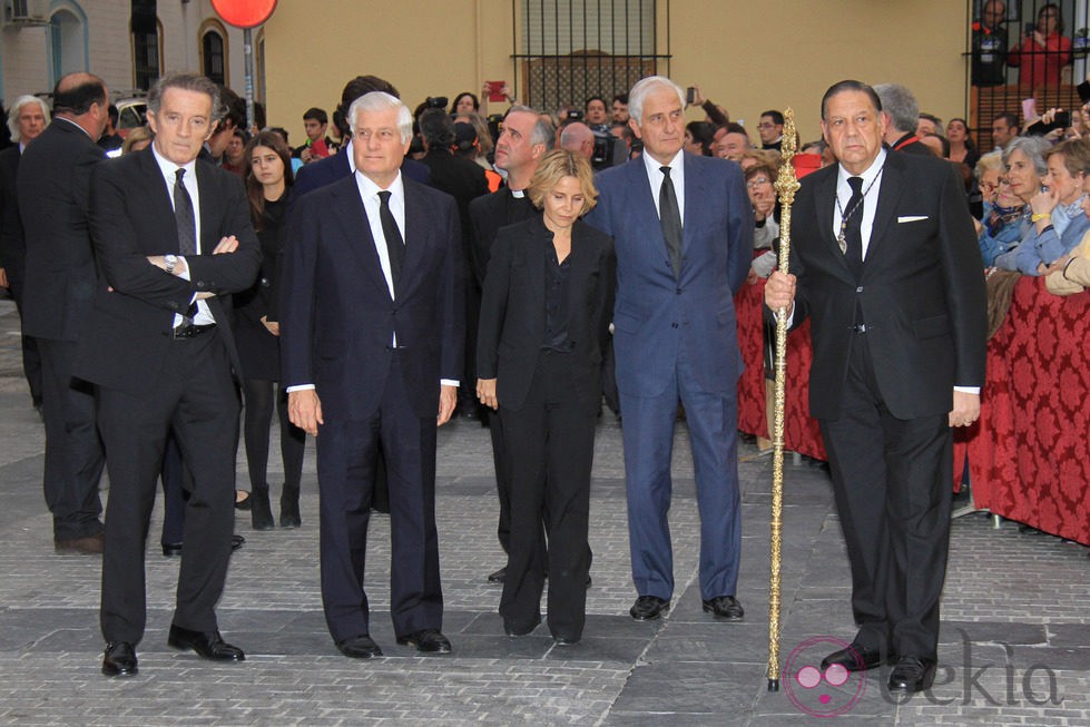 Alfonso Díez y los hijos de la Duquesa de Alba salen de la iglesia del Cristo de los Gitanos