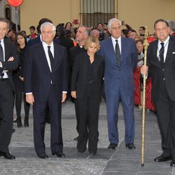 Alfonso Díez y los hijos de la Duquesa de Alba salen de la iglesia del Cristo de los Gitanos