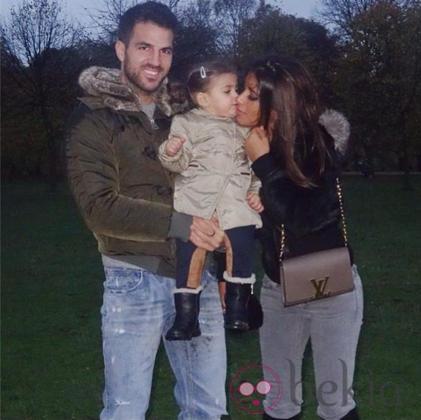 Cesc Fábregas y Daniella Semaan junto a su hija Lia en Londres