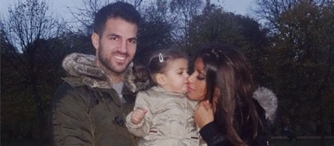 Cesc Fábregas y Daniella Semaan junto a su hija Lia en Londres