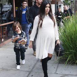 Kourtney Kardashian disfruta de un almuerzo familiar en Beverly Hills