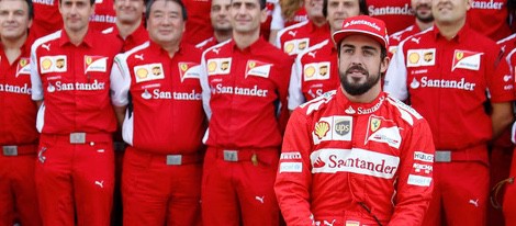 Fernando Alonso con su equipo en el Gran Premio de Abu Dabi