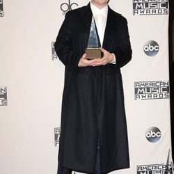 Sam Smith con su galardón de los American Music Awards 2014