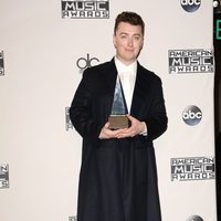 Sam Smith con su galardón de los American Music Awards 2014