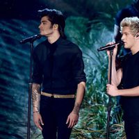 Zayn Malik y Niall Horan durante la actuación de One Direction en los American Music Awards 2014