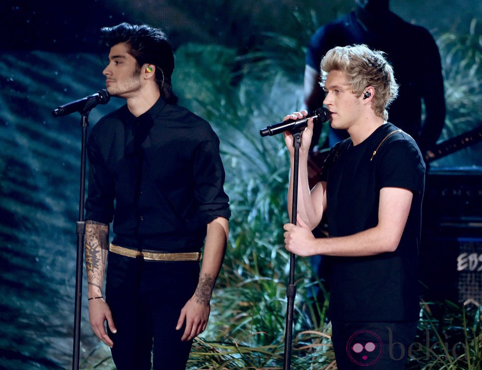 Zayn Malik y Niall Horan durante la actuación de One Direction en los American Music Awards 2014