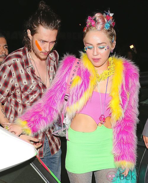 Miley Cyrus y su novio Patrick Schwarzenegger en la fiesta cumpleaños de Miley