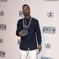 Juicy J con su galardón de los American Music Awards 2014