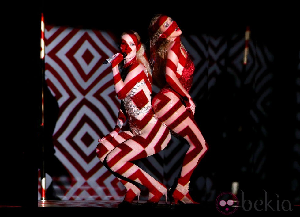 Jennifer Lopez e Iggy Azalea durante su actuación en los American Music Awards 2014