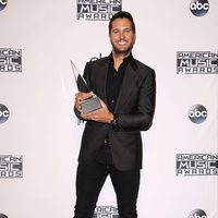 Luke Bryan con su galardón de los American Music Awards 2014