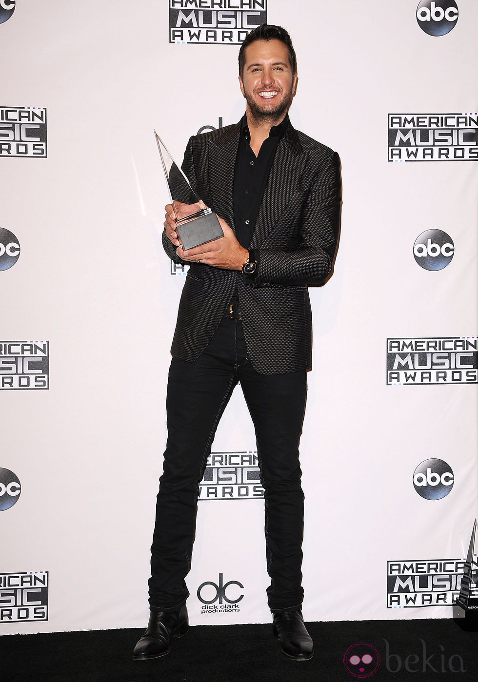 Luke Bryan con su galardón de los American Music Awards 2014