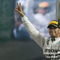 Lewis Hamilton celebrando su victoria en el GP de Abu Dhabi 2014