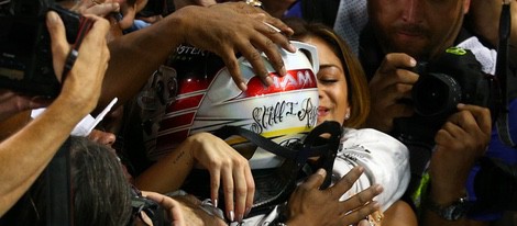 Nicole Scherzinger abrazando a Lewis Hamilton tras el GP de Abu Dhabi 2014