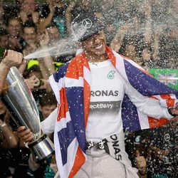 Lewis Hamilton bañado en champán tras ganar el Mundial de Fórmula Uno 2014