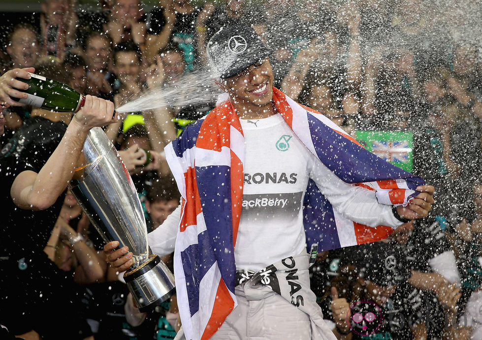 Lewis Hamilton bañado en champán tras ganar el Mundial de Fórmula Uno 2014