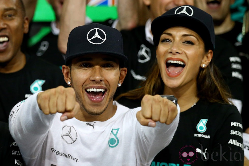 Lewis Hamilton y Nicole Scherzinger celebrando el Mundial de Fórmula Uno 2014