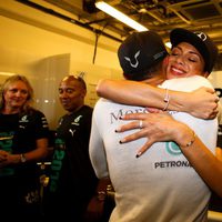 Nicole Scherzinger abraza a Lewis Hamilton tras el GP de Abu Dhabi 2014