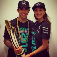 Lewis Hamilton y Nicole Scherzinger con el título del Mundial de Fórmula Uno 2014