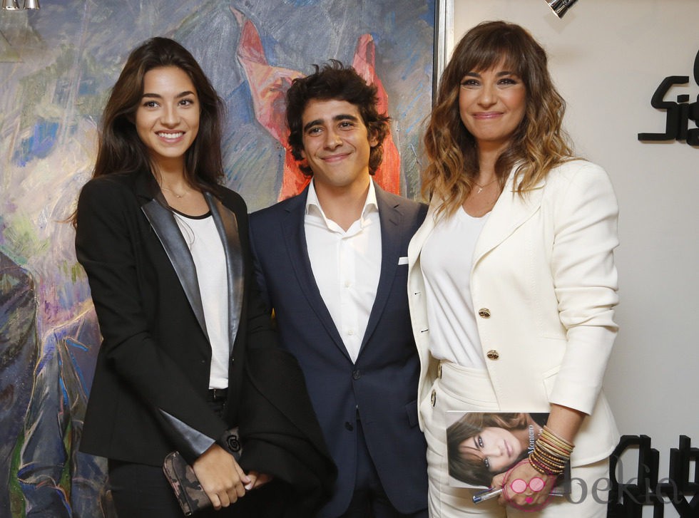 Mariló Montero con sus hijos Rocío y Alberto en la presentación de su libro