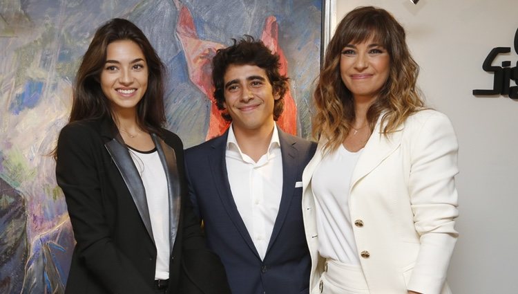 Mariló Montero con sus hijos Rocío y Alberto en la presentación de su libro