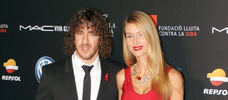 Carles Puyol y Vanesa Lorenzo en una gala benéfica contra el Sida en Barcelona