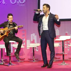 David Bustamante cantando en la presentación del proyecto SuperWoman