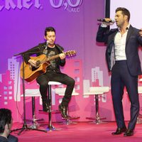 David Bustamante cantando en la presentación del proyecto SuperWoman