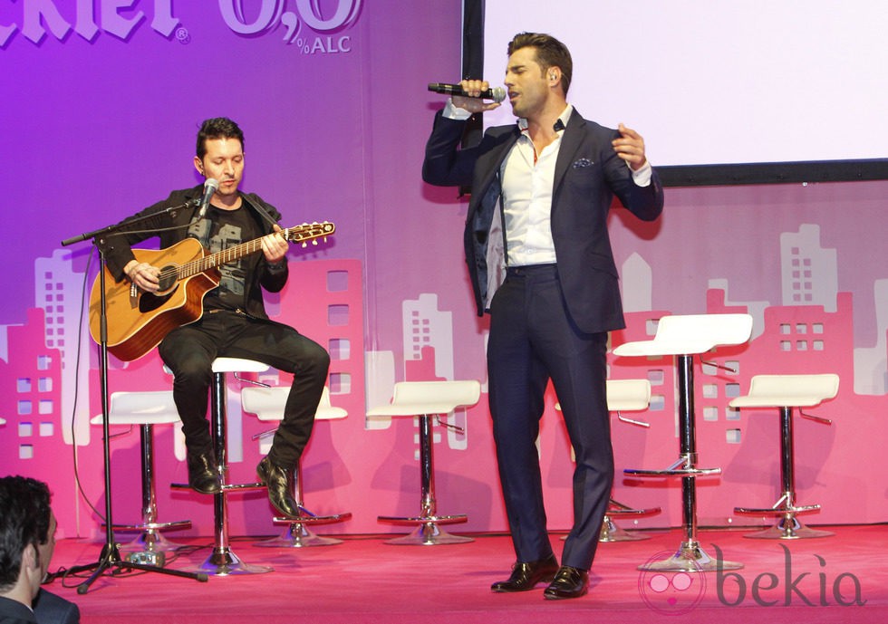 David Bustamante cantando en la presentación del proyecto SuperWoman