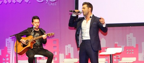 David Bustamante cantando en la presentación del proyecto SuperWoman