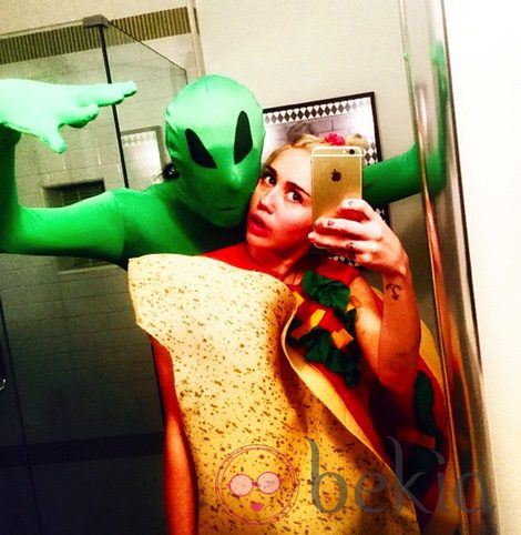 Miley Cyrus se disfraza de taco junto a un amigo