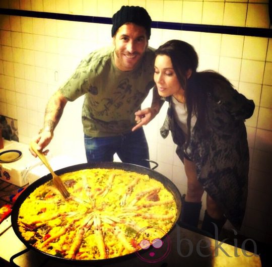 Pilar Rubio presumiendo de la paella cocinada por Sergio Ramos